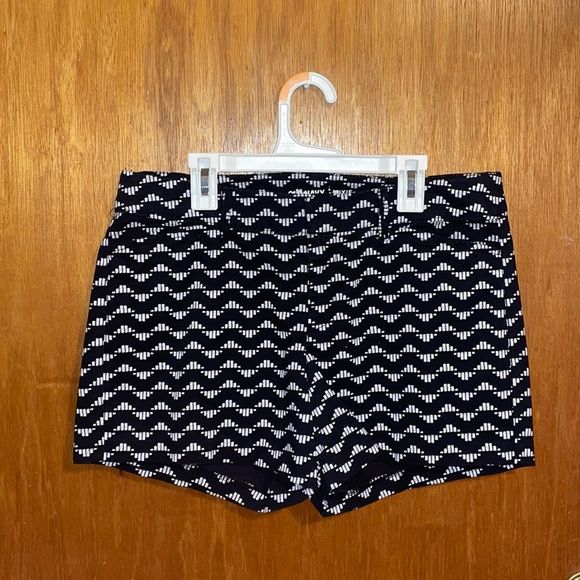 •OLD NAVY•BLACK/WHITE PATTERNED "PIXIE" SHORTS SIZE 4 - Picture 4 of 8